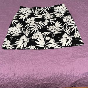 Women’s black and off white skort.  Size Large.